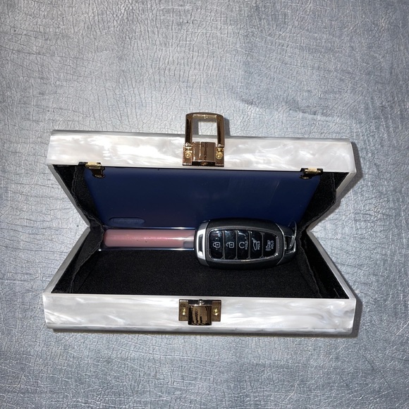 Clutch - Picture 4 of 4